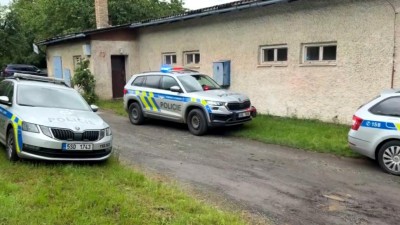 Šestnáctiletý Ukrajinec ubodal matku a šestiletou sestru, na Slapech musel proti Ukrajincům majitel použít zbraň, ale...