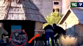 Ukrajinské prostitutky Femen na Svatopetrském náměstí málem ukradly dítě z betléma