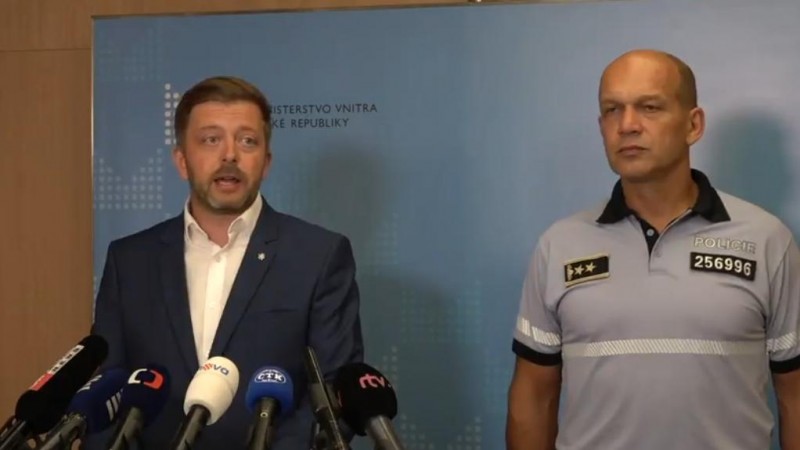 A dost! Velitel policie jako kašpárek Rakušana? Stokilový vousatý chlapeček...