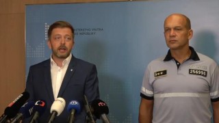 A dost! Velitel policie jako kašpárek Rakušana? Stokilový vousatý chlapeček...