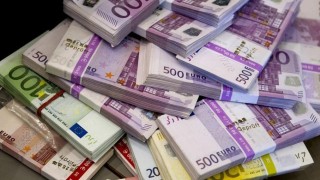 Proč bychom měli platit všude hotově, místo debetní kartou?