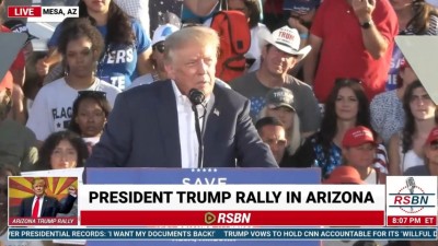 Donald Trump na shromáždění „Zachraňte Ameriku“ v Arizoně 2022