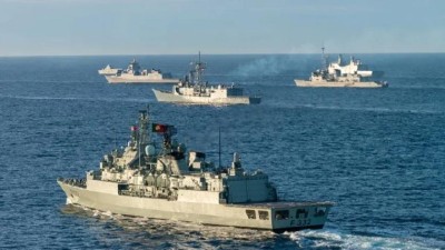 Britská válečná loď pod útokem