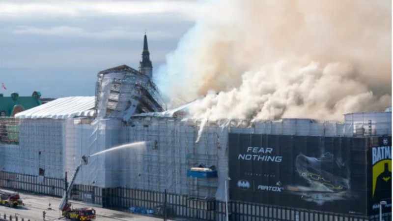 Oheň zachvátil ikonickou budovu burzy v dánské Kodani