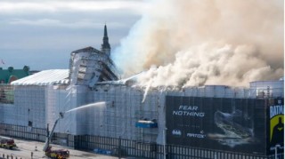 Oheň zachvátil ikonickou budovu burzy v dánské Kodani