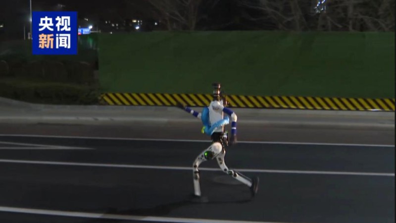 Prvn&iacute; humanoid běž&iacute; půlmaraton v Pekingu: hlavně že u n&aacute;s je na &scaron;kol&aacute;ch politika Člověka v t&iacute;sni!