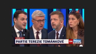 Ukradli jste miliardy! Odpověď: no a co, vy jste zase rozbil tenisákem okno, vříská Rakušan a Decroixová za úsměvu Tománkové