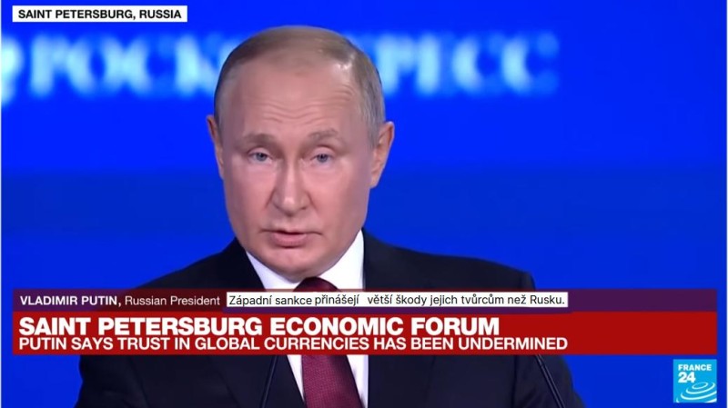 A jde do tuhého: mrazy, cena plynu a táborové ohně v obýváku, tři svetry Pekarové...