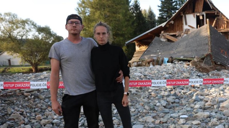Povodeň jim sebrala dům za 2,1 mil Kč, z pojistky nedostanou ani korunu. Jsou to chudáci. Na sbírce už ale vybrali 3,6 mil. Kč a vybírají stále dál.