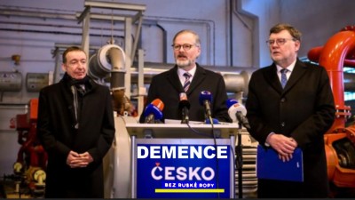 Tento jásající antičech vedle elektrikáře je prý skutečně premiér České republiky, prý nějaká bruselská onuce Fiala...