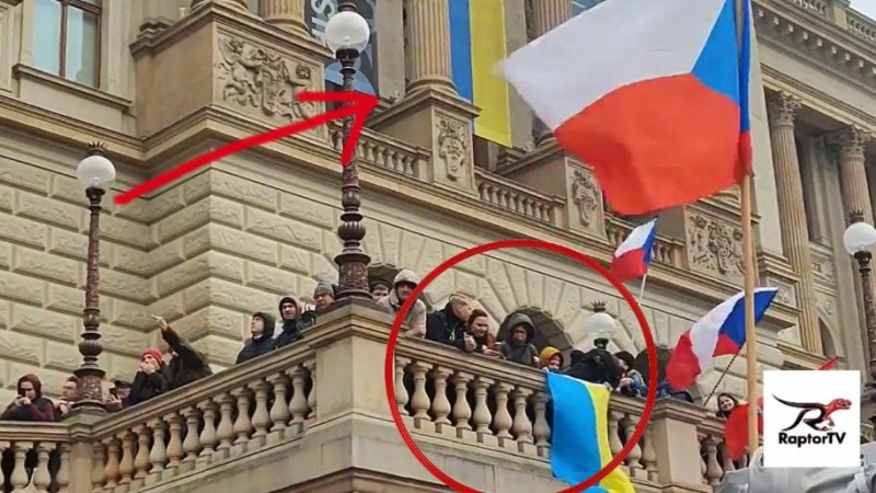 Češi s českými vlajkami: jste kolaboranti! Táhněte z České republiky do haj*lu!