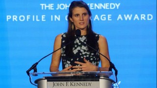 Drsná zpráva: tvrdá "vaxerka" Tatiana Schlossbergová, sestřenice antivaxera ministra Roberta Kennedyho Jr umírá