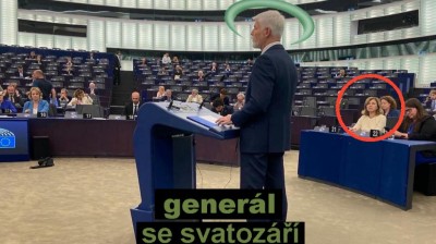 Seděl sám v přeplněném kupé: Bože, ten Pávek je ubožák!