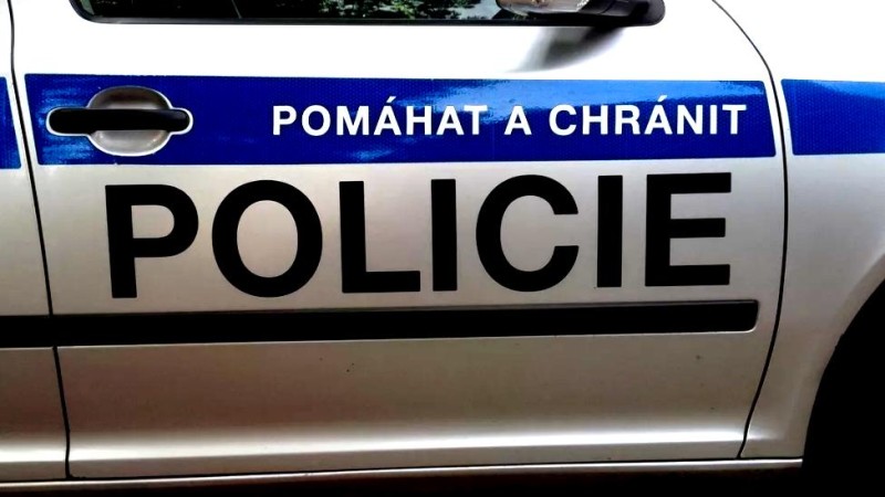 Opilý policista napadl ženu a další zabil taserem muže s pokusem o sebevraždu. O čem se píše?