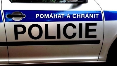 Opilý policista napadl ženu a další zabil taserem muže s pokusem o sebevraždu. O čem se píše?