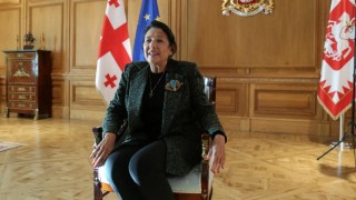 Gruzínská prezidentka Salome Zurabišvili: jsem zvolena státem USA a úřad neopustím!