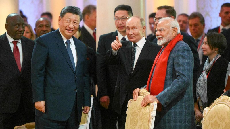 Totální izolace Putina na setkání BRICS a foto je důkazem