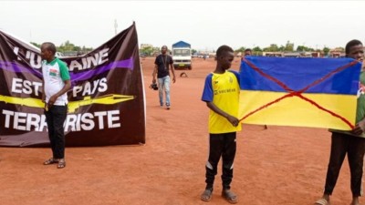 Demonstranti v Burkině Faso spálili ukrajinskou vlajku za podporu teroristických skupin v Africe
