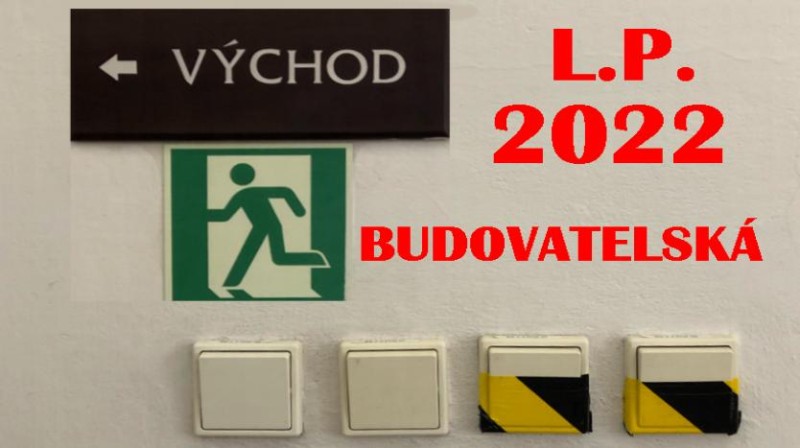 Pátá hodina odbila, lampa ještě svítila, šestá hodina odbila...