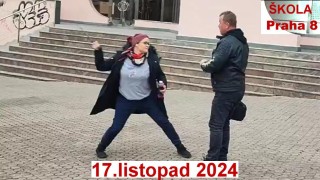 Rakušanovo monstrum beztrestně tříská teleskopickým obuškem lidi u petičního stánku a policie pokojně přihlíží!