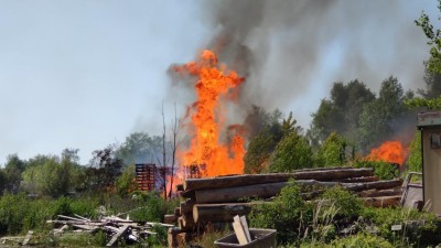 V Milovicích propukl požár v místě, kde se skladují dřevěné palety.