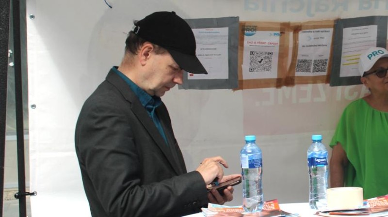 Vážení přátelé, jsme svině... Váš Prof. RNDr. Ivo T. Budil, Ph.D., DSc.