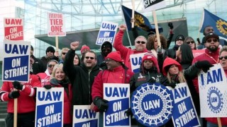 V USA to vře: a u nás odbory mlčí. USA požírá válečná mašinerie a další protestují