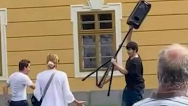 Co dělá sociálka, když čtrnáctiletý nezvladatelný autista krade na Babišově mítinku?