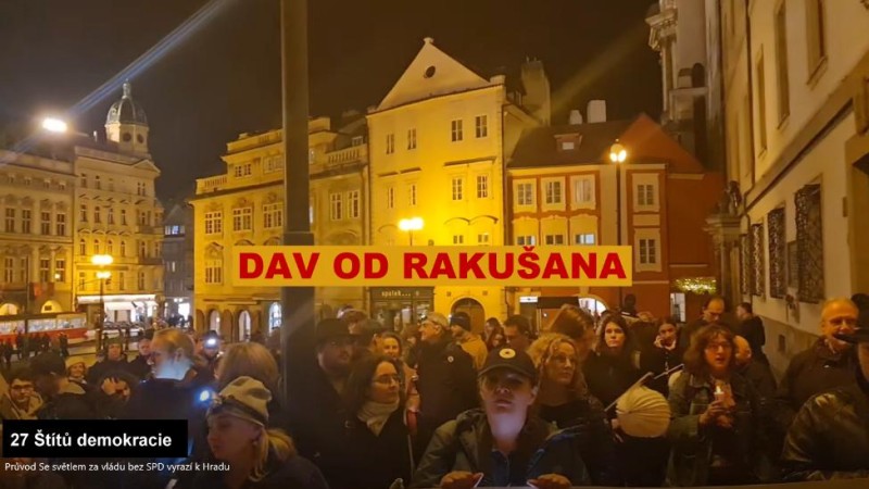 Mohutný dav 27 lidí pochoduje svrhnout vládu s SPD a vyhlásit Rakušana premiérem. V čele Štít telefundraisingistr Tony Pášmo!